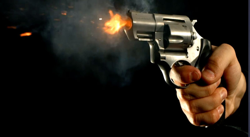 வெல்லம்பிட்டிய  பகுதியில் இலக்குத் தவறிய  துப்பாக்கிச் சூடு