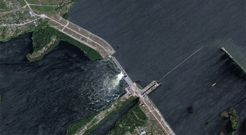 உக்ரைனின் கோவ்கா நீர்த்தேக்க அணை உடைக்கப்பட்டுள்ளது.