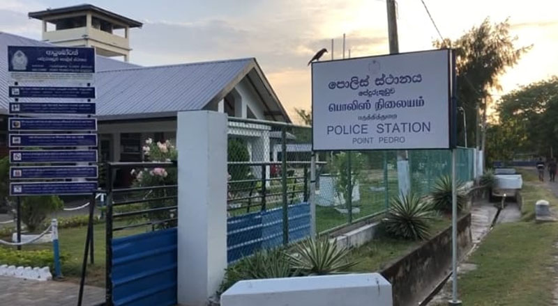 வீடு உடைத்து திருட்டு: இரண்டு மணித்தியாலத்திற்குள் மீட்டு திருடனை கைது செய்த  பருத்தித்துறை பொலிசார்