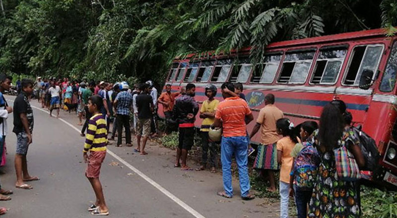 மத்துகம பிரதேசத்தில் இடம்பெற்ற பஸ் விபத்தில் பாடசாலை மாணவன் உயிரிழப்பு