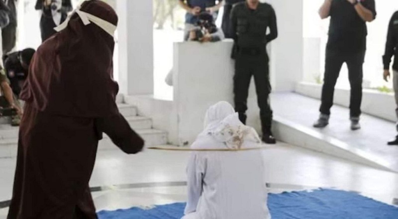 இந்தோனேசியாவில் முத்தமிட்ட காதல் ஜோடிக்கு 21 சவுக்கடி தண்டனை