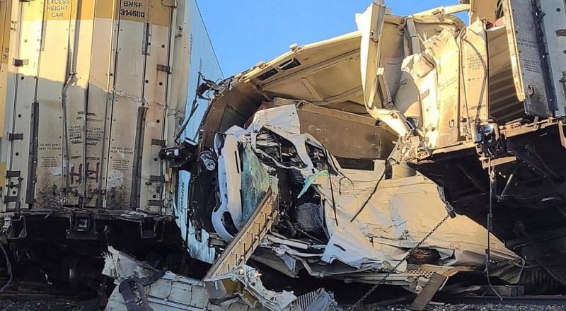 விலையுயர்ந்த புதிய கார்களை ஏற்றிச் சென்ற சரக்கு ரயில் தடம்புரண்டு விபத்து