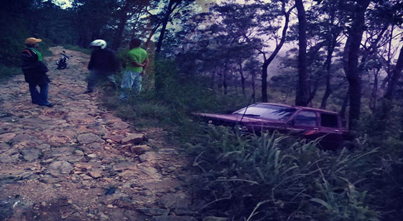 பம்பரகந்த நீர்வீழ்ச்சிக்கு அருகில் சுற்றுலாப் பயணிகளை ஏற்றிச் சென்ற கெப் வண்டி விபத்து