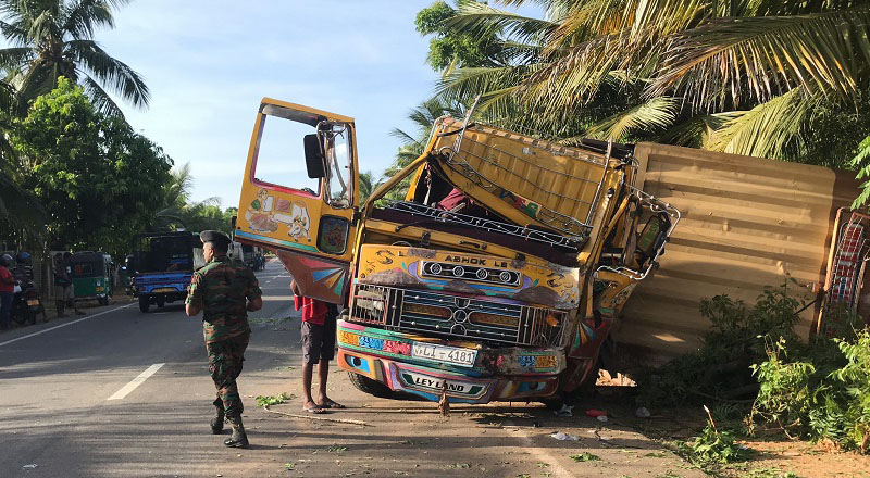 பளையில்  தடம்புரண்ட கனரக வாகனம்! தப்பிய உயிர்கள்