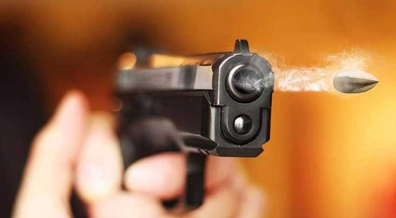 மகள் கண்முன்னே துப்பாக்கியால் சுடப்பட்ட  தந்தை