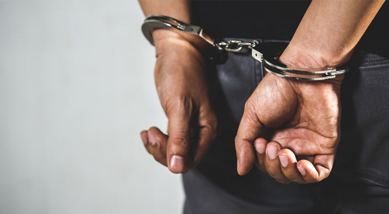 வெளிநாட்டு வேலை வாங்கித் தருவதாகக் கூறி பணமோசடி செய்த தம்பதியினர் கைது