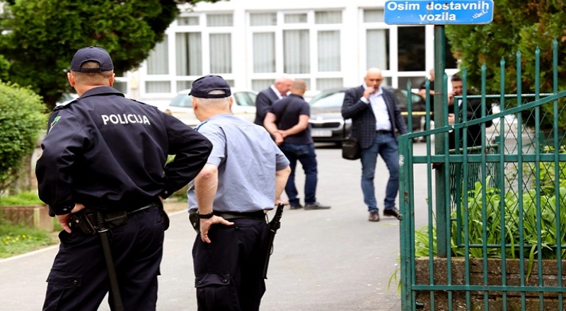 தொடக்கப் பள்ளி ஆசிரியரை சுட்ட 13 வயது சிறுவன் கைது