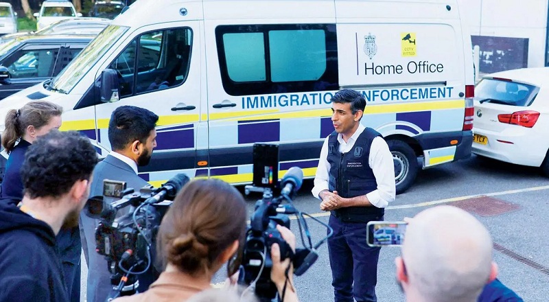 பிரதமர் தலைமையில் இங்கிலாந்தில் சட்ட விரோதமாக குடியேறிய 105 பேர் கைது