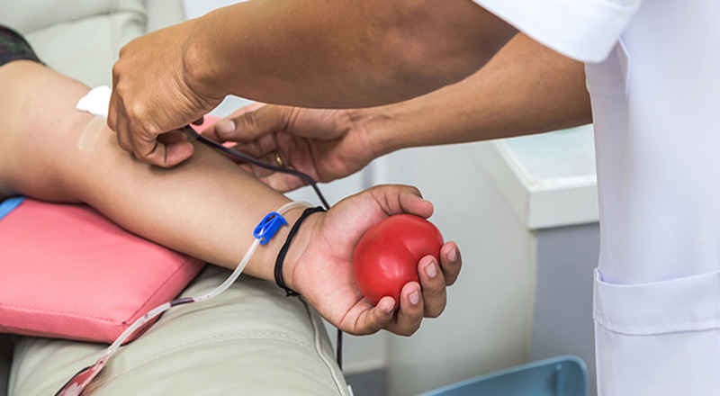 கிளிநொச்சியில் மாவட்ட இரத்தவங்கிக்கு மக்கள் வங்கியால் இரத்ததானம்