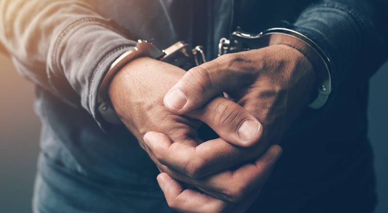 மாணவியை கூரிய ஆயுதத்தால் தாக்கிய மாணவன் கைது