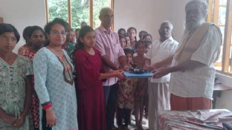 பல்கலைக்கழக அனுமதி பெற்ற மாணவிகளுக்கு மடிக்கணினிகள் வழங்கிவைப்பு