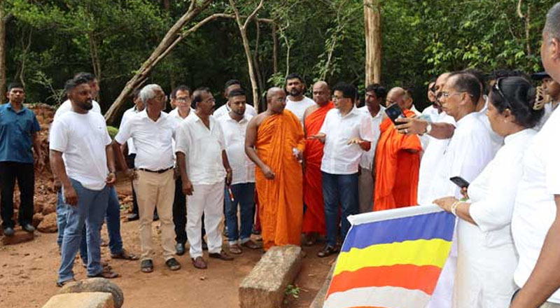 தென்பகுதியில் இருந்து தேர்கள் புடைசூழ குருந்தூர் மலைக்கு விஜயம் மேற்கொண்ட உதய கம்மன்பில!