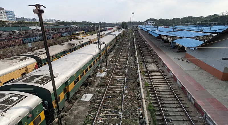 ஓடும் ரெயிலில் இருந்து பெண்ணை அரை நிர்வாணமாக்கி கீழே தள்ளிவிட்ட நபர்கள்