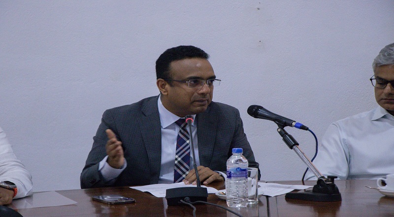 வெளிநாட்டு வேலைவாய்ப்பு மோசடியாளர்களிடம் ஏமாற வேண்டாம்: மனுஷ நாணயக்கார எச்சரிக்கை