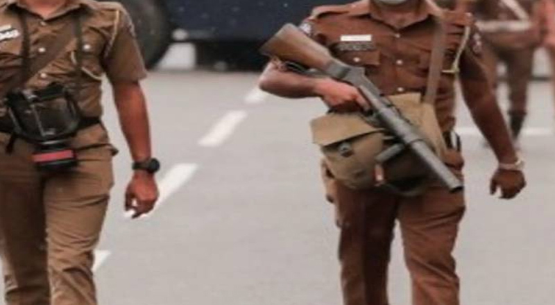 அச்சுவேலியில் சமூக ஊடகங்களில் பெண்களின் படத்தை வெளியிட்ட இருவர் மீது மக்கள் தாக்குதல்