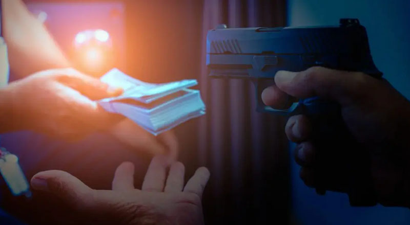 பொலிஸ் வேடமிட்டு வர்த்தகரின் வீட்டில் கொள்ளை