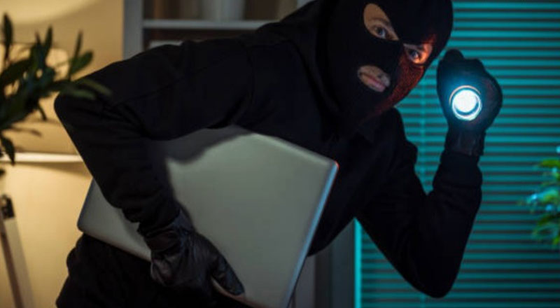 கொள்ளுப்பிட்டியில் மடிக்கணினிகளை திருடிய முன்னாள்  பொலிஸ் சார்ஜன்ட் கைது