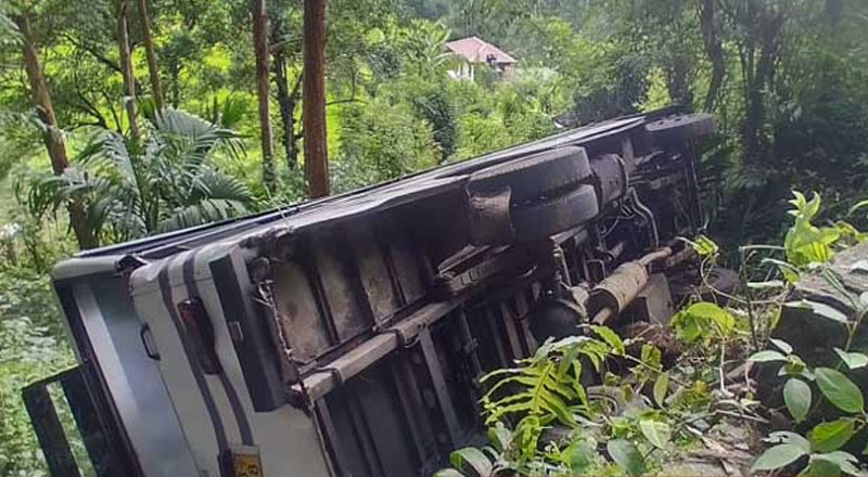 தொழிலாளர்களை ஏற்றிச் சென்ற தனியார் பேருந்து விபத்து:   26 பேர்  காயம்