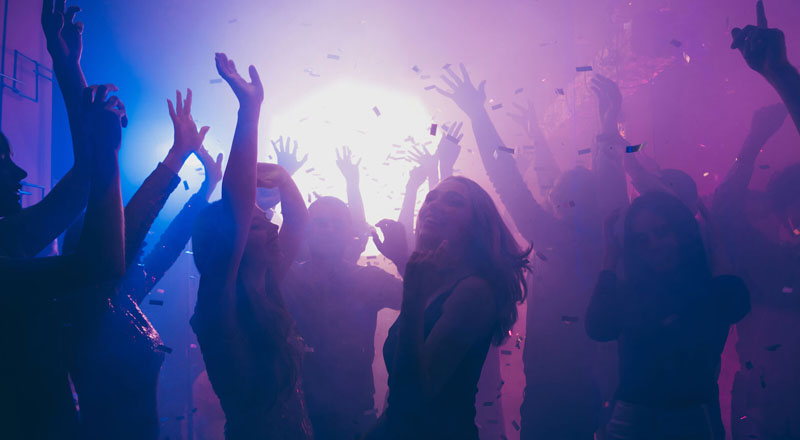 பேஸ்புக் விருந்தில் கலந்துகொண்ட 12 பேர் கைது