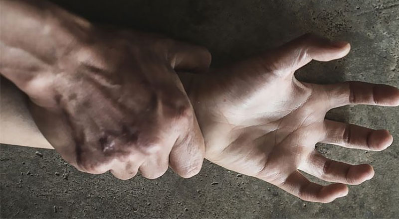 காதலர்களால் கடுமையான துஸ்பிரயோகத்திற்குள்ளாக்கப்பட்ட மூன்று மாணவிகள்