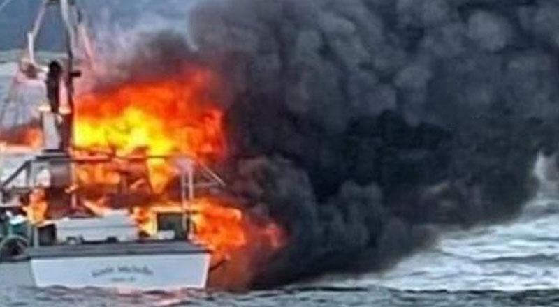 இலங்கையில் நடுக்கடலில் பற்றி எறிந்த படகு!