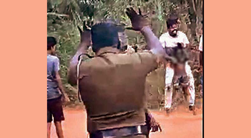 பொலிஸாரிடமிருந்து தப்பிக்க  குழந்தையை பணயக் கைதியாக வைத்திருந்த  தந்தை!