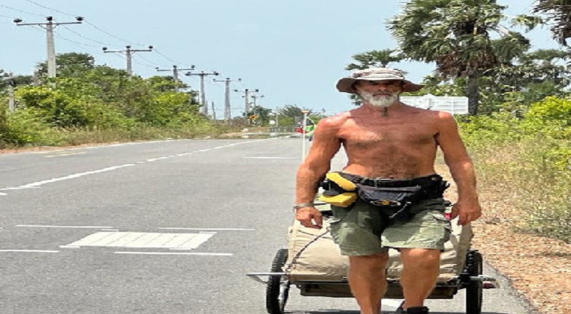 கொழும்பில் இருந்து யாழ் பருத்தித்துறைக்கு நடைபயணமாக வந்த வெளிநாட்டவர்