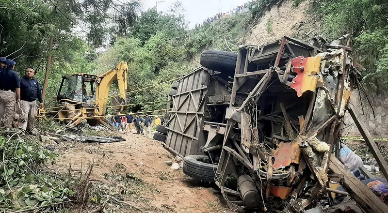 மெக்சிகோவில் பஸ் மீது லாரி மோதி 6 பேர் உயிரிழப்பு