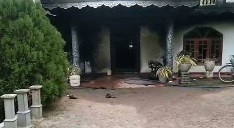 பிறந்தநாள் விழாவில் தீ வைத்த நபர்கள்! யுவதி மரணம்! 09 பேர் படுகாயம்