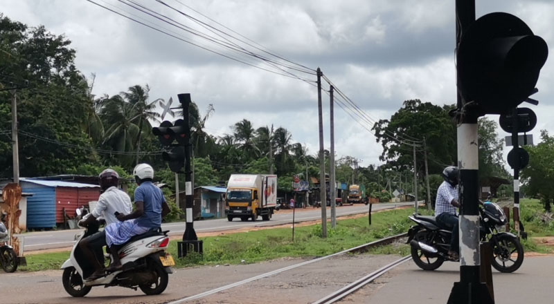 வவுனியாவில்  புகையிரதத்துடன் லொறி மோதி விபத்து :  இருவர் படுகாயம்