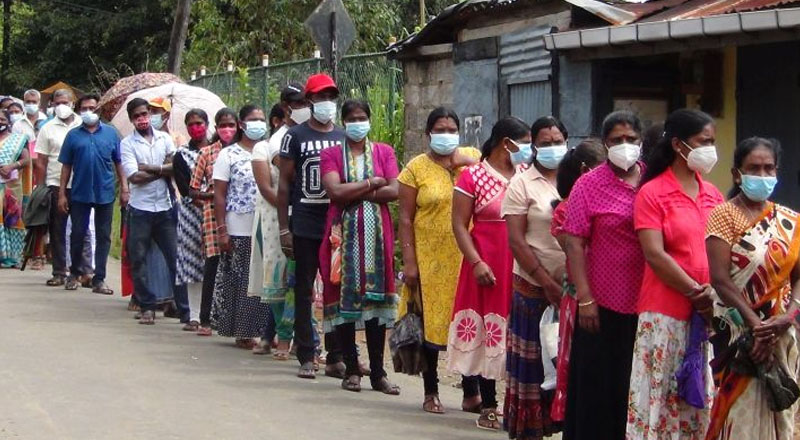 வங்கிக் கணக்குகள் திறப்பதற்கு மக்கள் நீண்ட வரிசை!