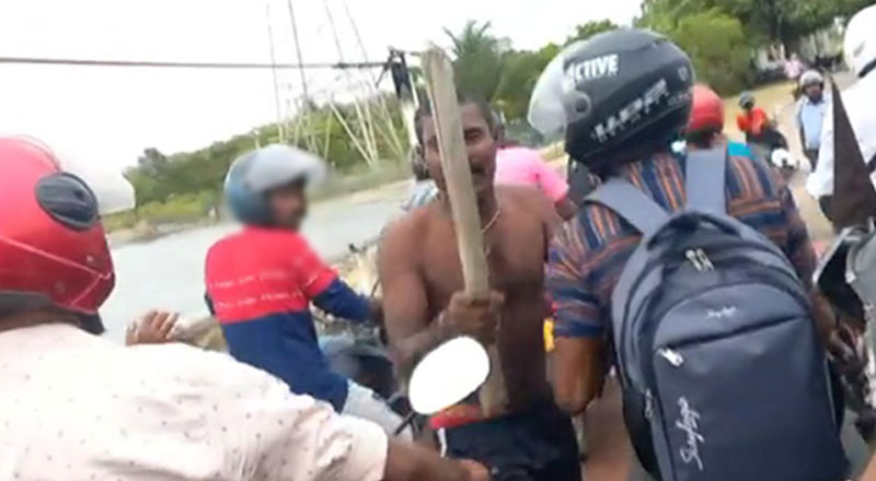 யாழில் மதுபோதையில் அட்டாகாசம் செய்த வீதி அபிவிருத்தி அதிகாரசபையின் ஊழியர்!