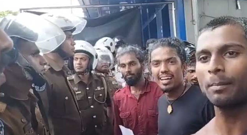 கொழும்பில் மாணவர்களினால் மாபெரும் ஆர்ப்பாட்டம்: பொலிஸார் நீர்த்தாரை பிரயோகம்