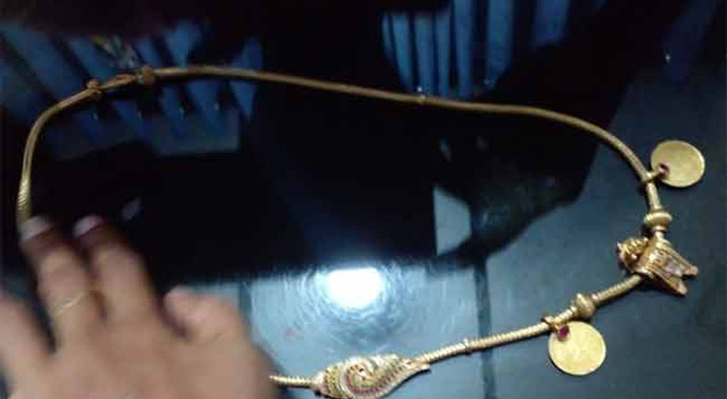 22 இலட்சம் ரூபா தாலிக் கொடியை திருடிய பாடசாலை ஆசிரியை கைது