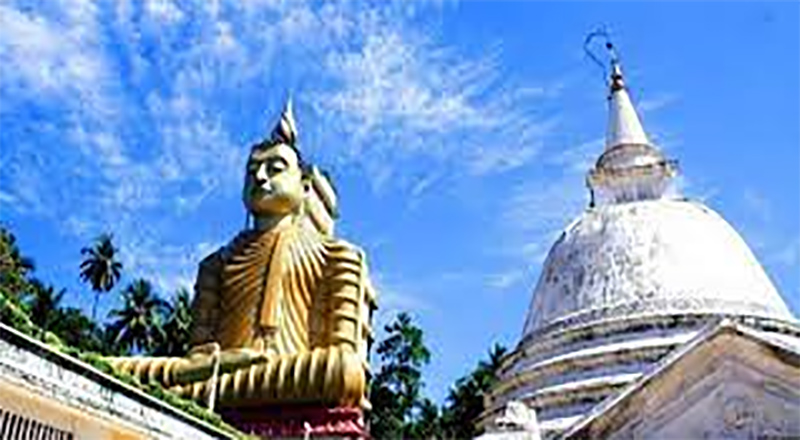 சிங்களவர்களால் தாக்கப்பட்ட இரு பிக்குகள் வைத்தியசாலையில் அனுமதி