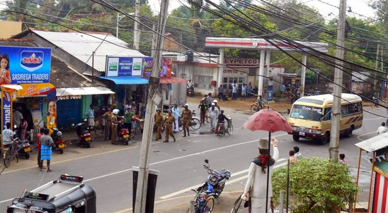 யாழ்ப்பாணத்தில் அங்காடி மீது தாக்குதல் : உரிமையாளர் காயம்