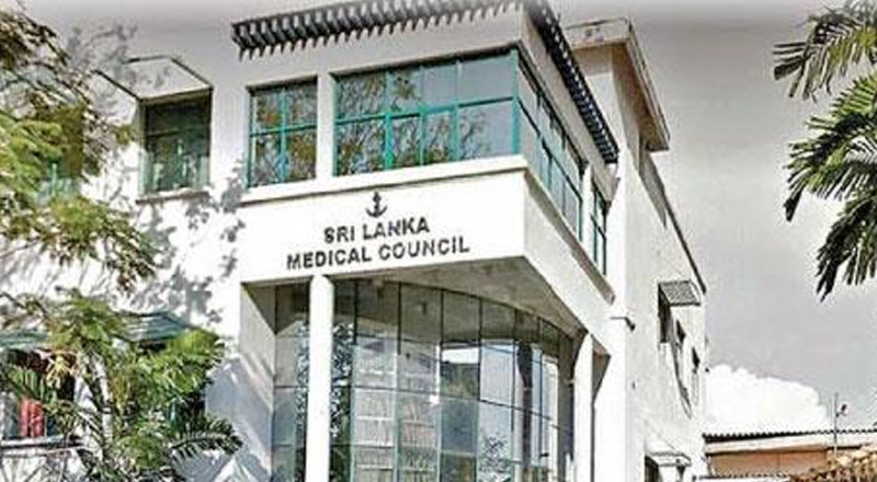 சஸ்பெண்ட் செய்யப்பட்ட போதிலும் தொடர்ந்து பணியாற்றி வரும் சட்ட வைத்திய அதிகாரி