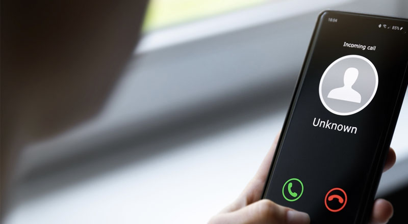 ஓய்வு பெற்ற நபரை திருமணம் செய்யப்போவதாக தெரிவித்து கொலை மிரட்டல் : பெண்ணொருவர் உட்பட மூவர் கைது