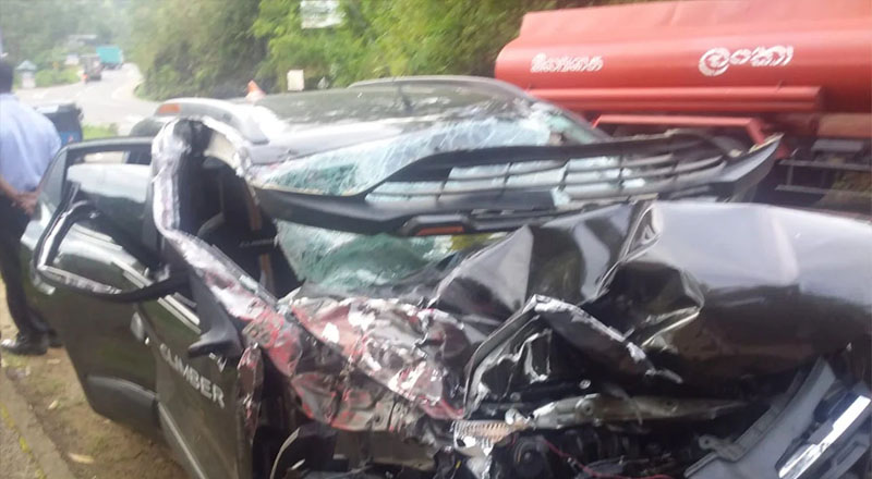 எரிபொருள் பௌசரும் காரும் நேருக்கு நேர் மோதி விபத்து: 5 பேர் வைத்தியசாலையில்