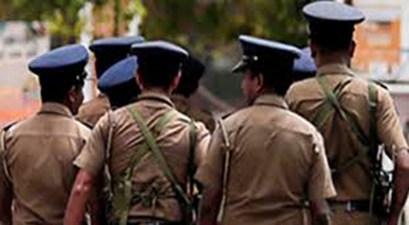 கற்கள் மற்றும் ஹெல்மெட்களால் தாக்கப்பட்டு 4 பொலிஸார் வைத்தியசாலையில்