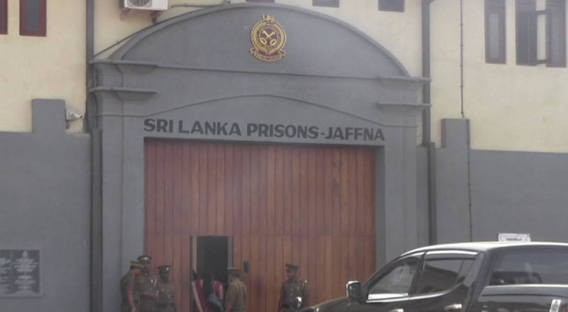 கைதி ஒருவரிடம் கைத்தொலைபேசியை வழங்கிய யாழ் சிறைக்காவலர் கைது