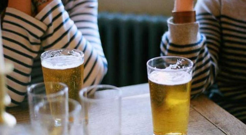 பியர் அருந்திவிட்டு பாடசாலைக்கு வந்த 14 வயது சிறுமி வைத்தியசாலையில்