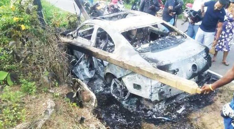 தொலைபேசி கம்பத்தில் மோதி எரிந்து சாம்பலான கார்