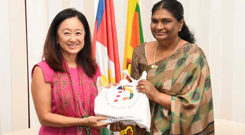 வடக்கு மாகாண ஆளுநரை சந்தித்தார் அமெரிக்க தூதுவர் ஜூலி சங்!