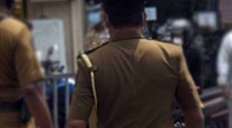 கடற்படை முகாமில் சித்திரவதை: பொலிஸ் அதிகாரி கைது