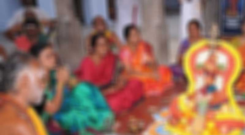 கோவிலில் பூசாரி ஒருவர் தூக்கிட்டு தற்கொலை