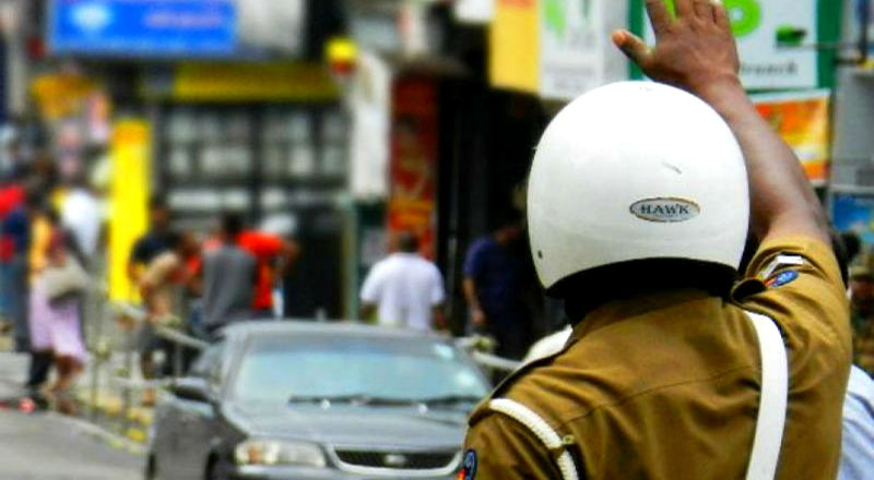 பொலிஸ் கான்ஸ்டபிளை கத்தியால் தாக்கிய முச்சக்கரவண்டி சாரதி கைது