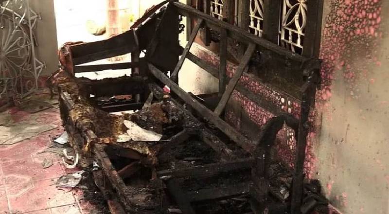 யாழில் வன்முறையாளர்களின் அராஜகம் -  தீயிடப்பட்ட வீடு!