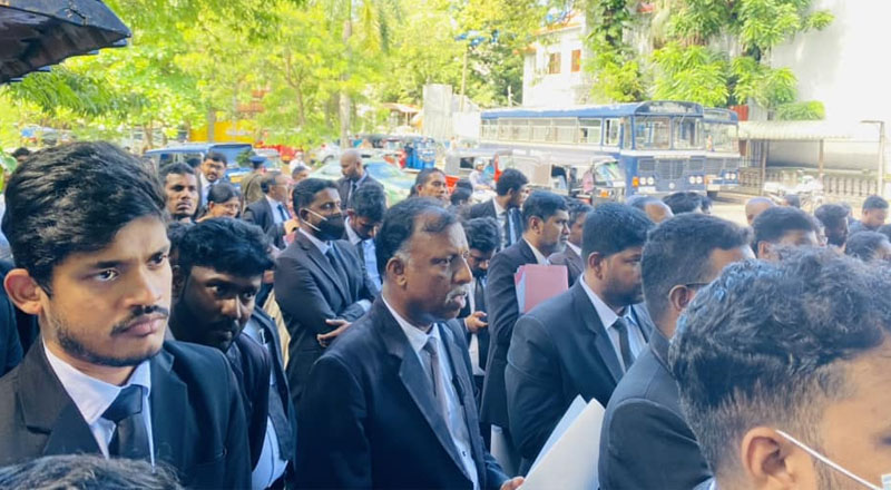 நீதித்துறை மீது கை வைக்காதே!  கொழும்பு உயர்நீதிமன்ற முன்றலை முற்றுகையிட்ட சட்டத்தரணிகள்