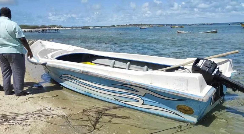 மண்டபம் அருகே இலங்கை படகை கை விட்டு தப்பி ஓடிய இரண்டு நபர்கள்: கடத்தல் காரர்களா? சமூக விரோதிகளா